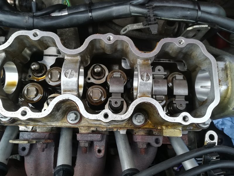 SchlepphebelDruckstückeErneuern.jpg (286.32 KiB) 18463 mal betrachtet Nockenwelle zur Fahrerseite ausbauen, NW-Dichtring ersetzen, neue Druckstücke und Schlepphebel verbauen...