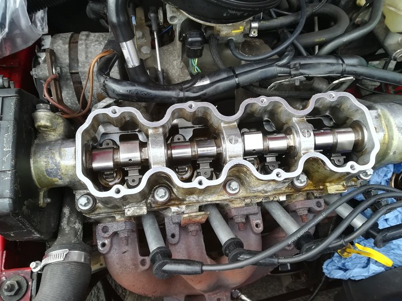 NockenwelleMontiert.jpg (323.02 KiB) 18441 mal betrachtet Neue NW über die Fahrerseite montieren, Lagerflächen vorher mit einem tropfen Getribeöl benetzen (Einlauföl ist besser), MoS2 Fett Übergang Schlepphebel/Druckstücke nicht vergessen...