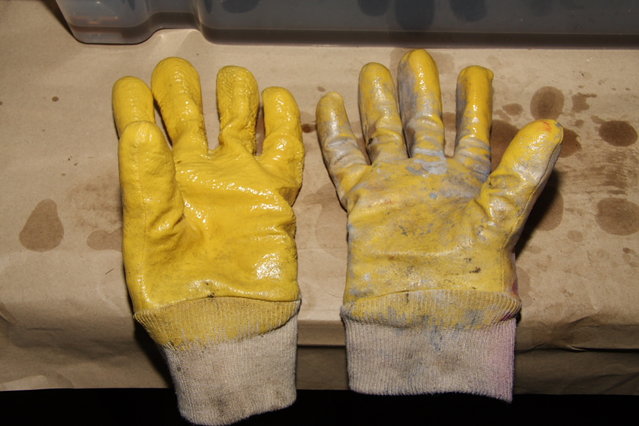 Cors298.JPG (413.52 KiB) 28423 mal betrachtet Die Handschuhe mit/ohne "Lösemittelbehandlung"