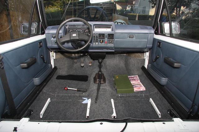 cors487.JPG (467.85 KiB) 83525 mal betrachtet Teppich ist drin, Sitze fehlen noch.